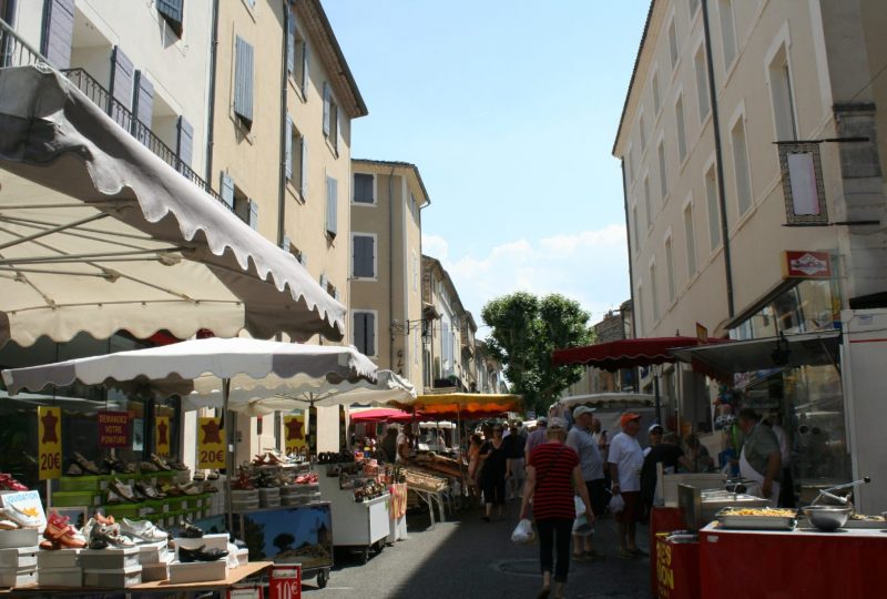 Large Provencal market of Vaison-la-Romaine à Vaison-la-Romaine - 0
