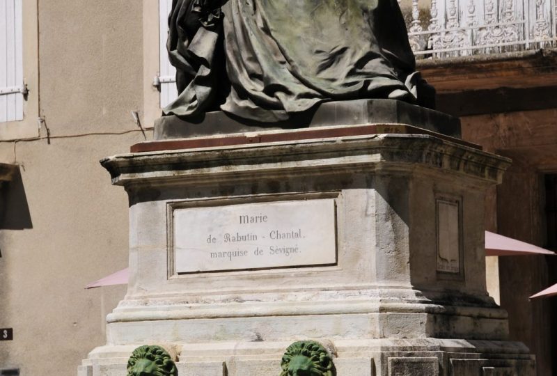 Fontaine et statue Sévigné à Grignan - 0