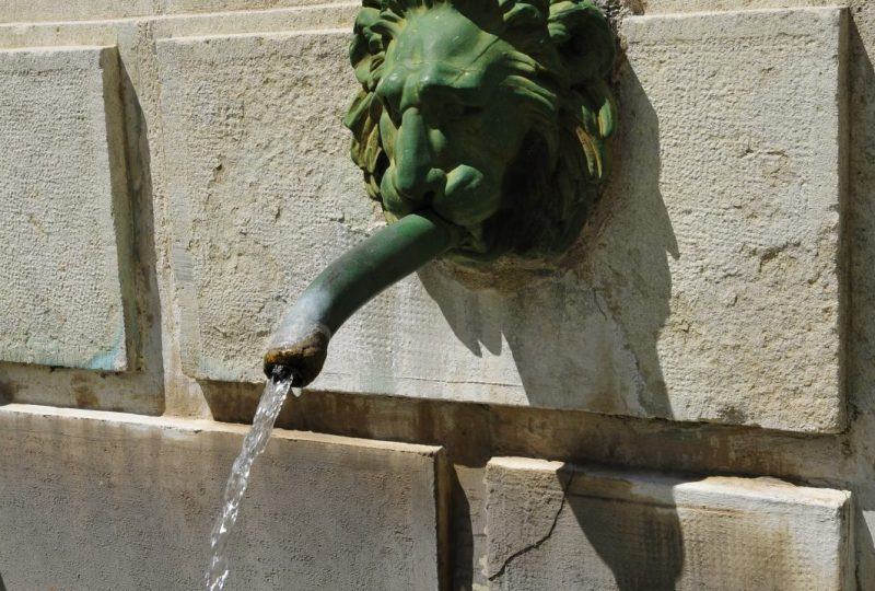Fontaine et statue Sévigné à Grignan - 4