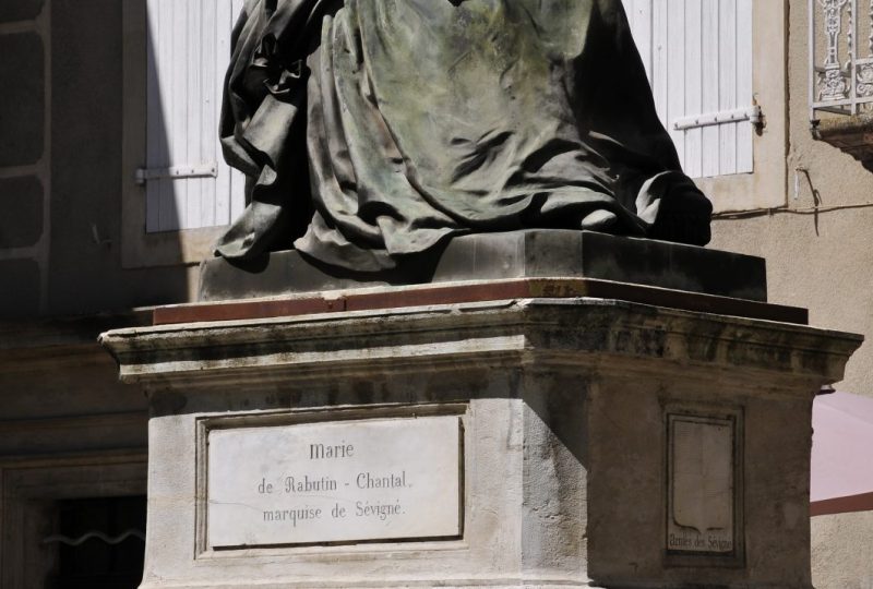 Fontaine et statue Sévigné à Grignan - 1